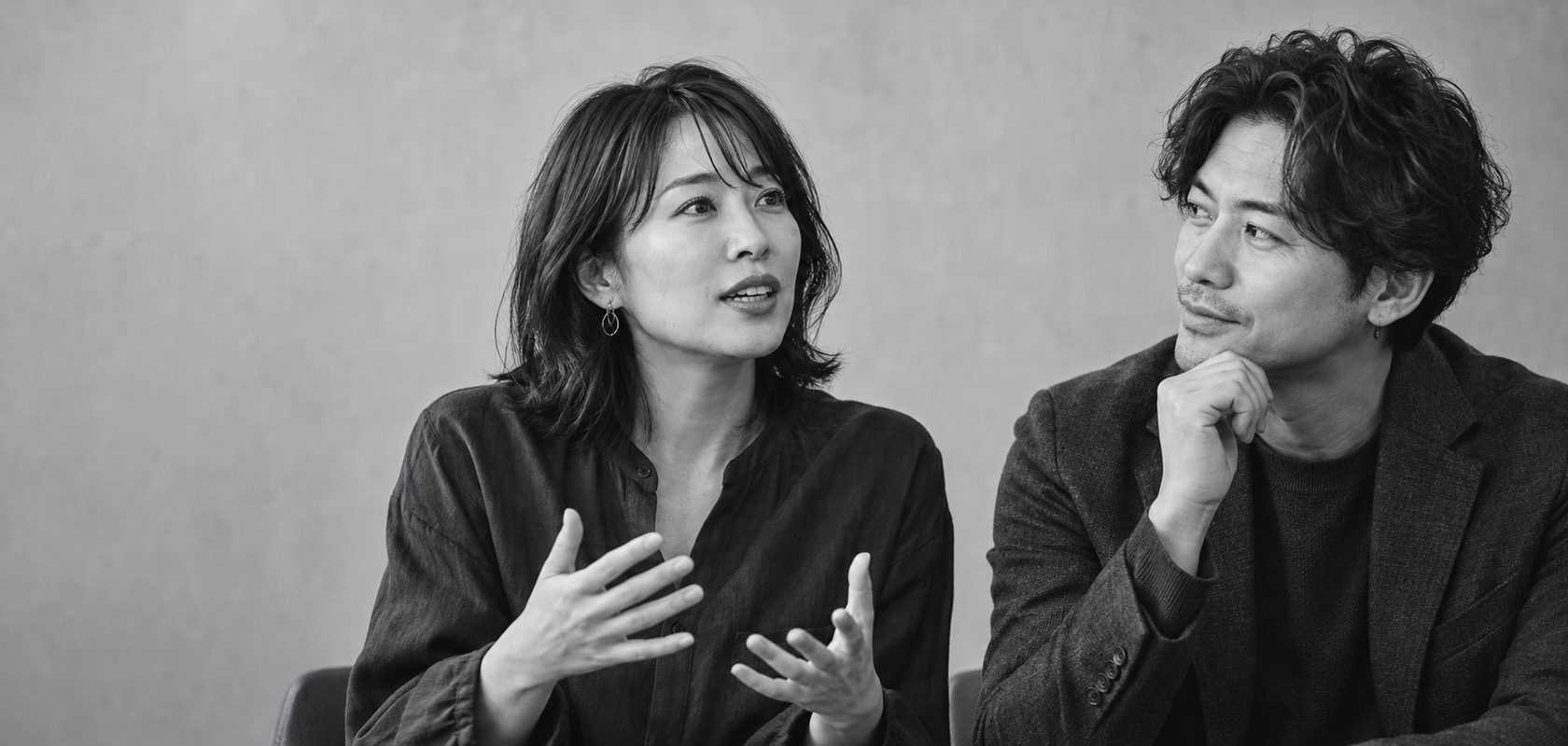 記事テーマに合わせた架空のイメージ。大人2人の対話