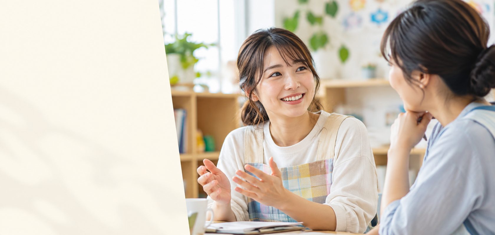 記事テーマに合わせた架空のイメージ。職場で対話する大人2人