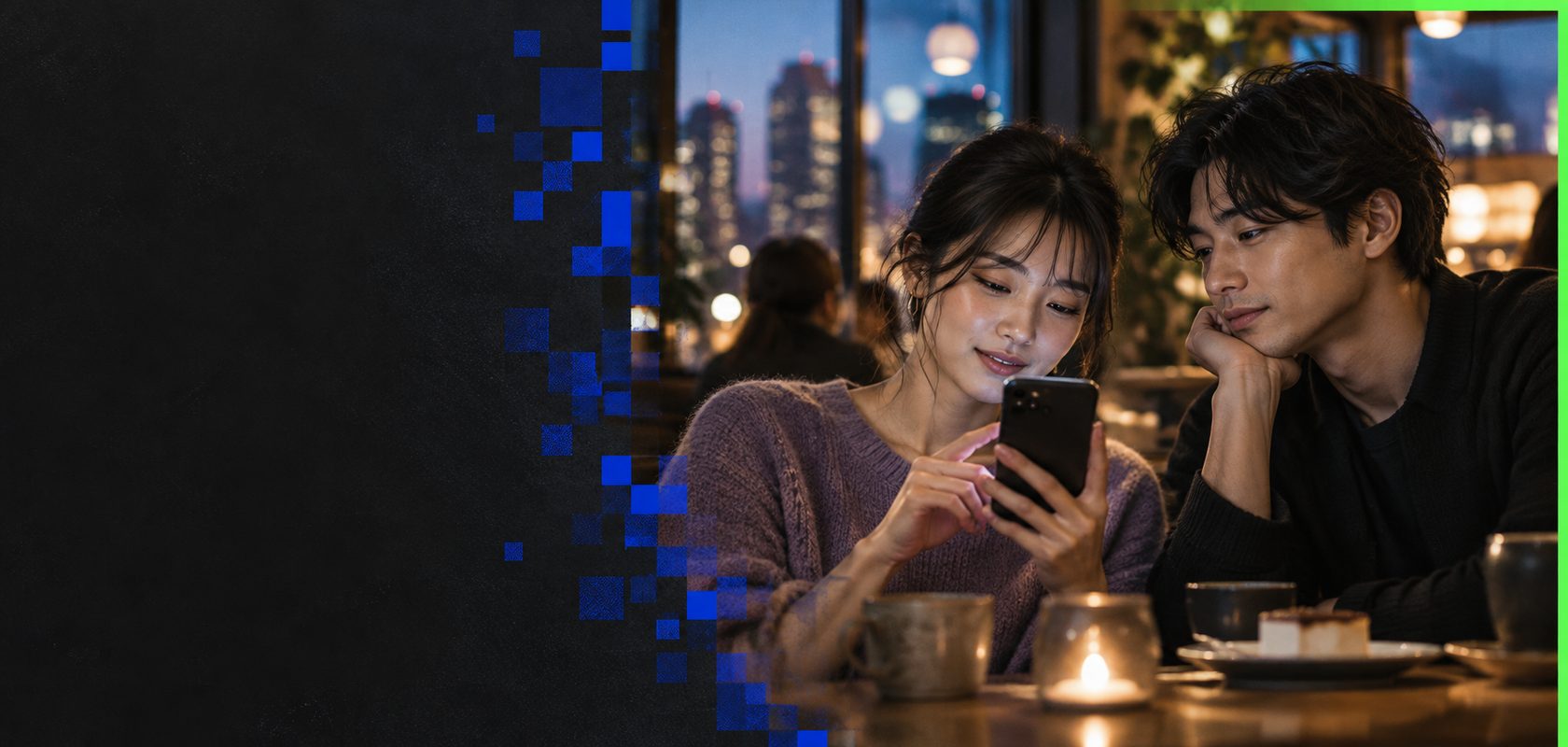 記事テーマに合わせた架空のイメージ。夜のカフェでスマートフォンを一緒に見る大人2人
